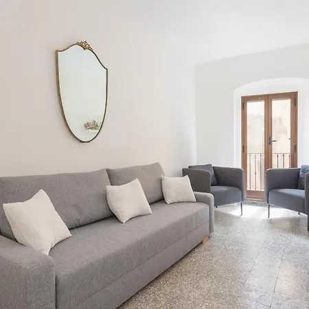 Delightful Historic Tower House With Rooftop Views In The Old Town 아파트 *