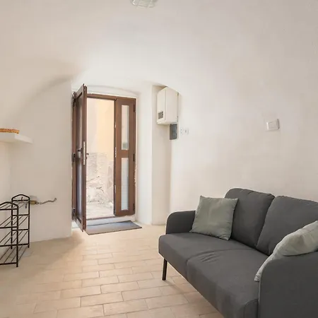 Delightful Historic Tower House With Rooftop Views In The Old Town