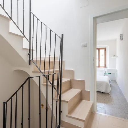 Delightful Historic Tower House With Rooftop Views In The Old Town 아파트