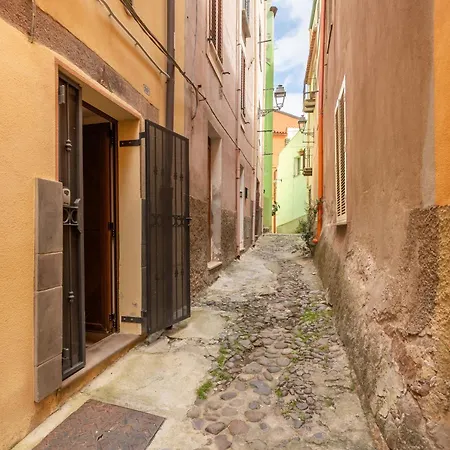 Delightful Historic Tower House With Rooftop Views In The Old Town 아파트